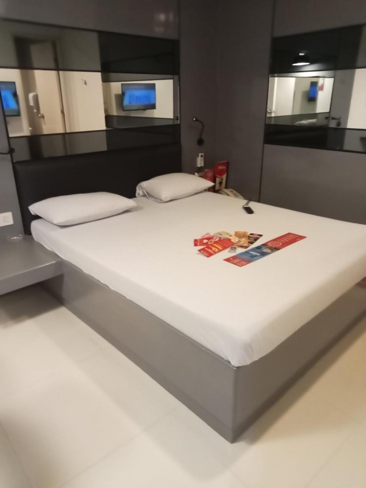 Hotel Sogo Pasay Wood Street Dış mekan fotoğraf